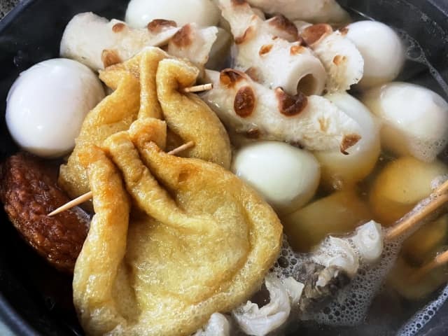 おでん、餅巾着、ちくわ、大根など