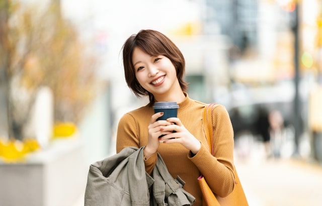 笑顔の女性、コーヒー